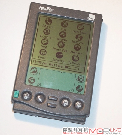 Palm推出的首款PalmPilot，拥有独特的手写区和物理按键。从Pocket PC开始，微软的PDA也一直借鉴了这个造型。